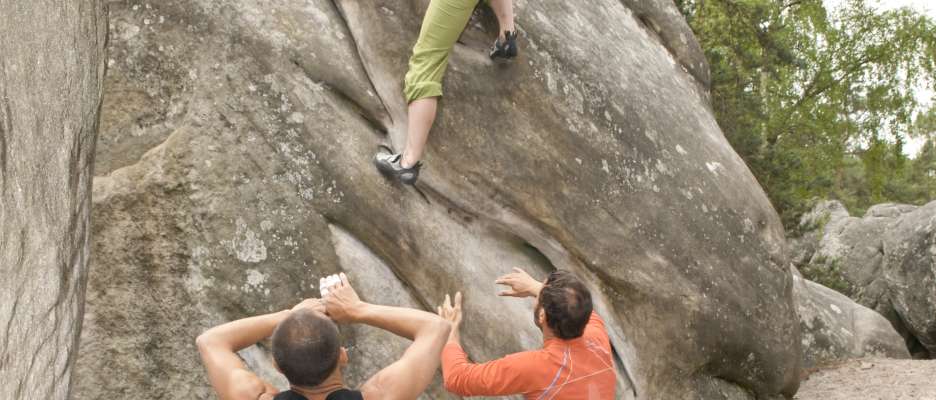 Varappe sur bloc rocheux Fontainebleau.