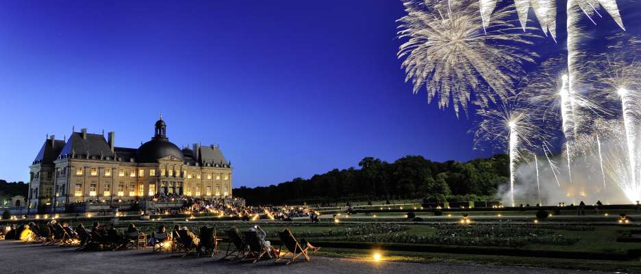 Château de Vaux-le-Vicomte, jardin à la française lors de la soirée aux chandelles, feu d'artifice