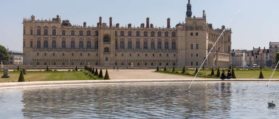 Château de Saint Germain-en-Laye derrière la fontaine dans le parc