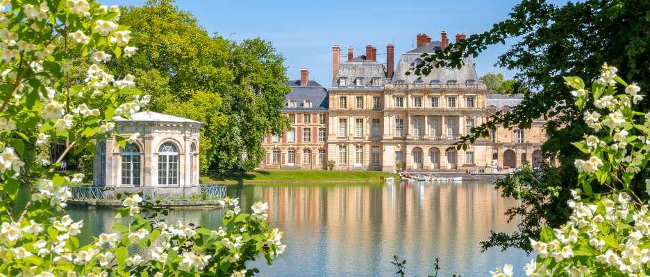 Château de Fontainebleau behind the Etang des Carpes and the Pavillon de l'Etang