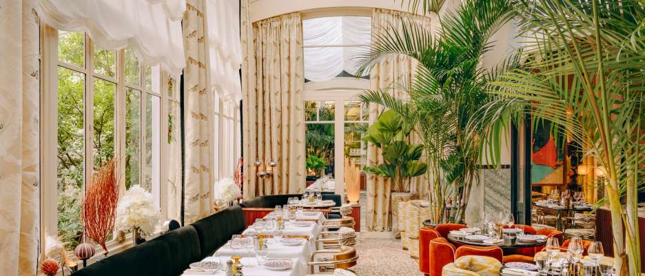 Intérieur du restaurant Gloria Osteria sous verrière