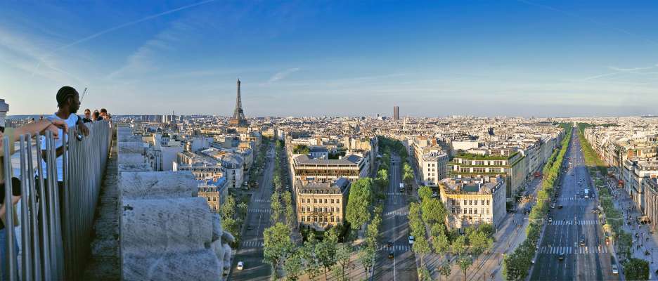 Vue panoramique de Paris depuis la terrasse de l'Arc de triomphe de l'Étoile