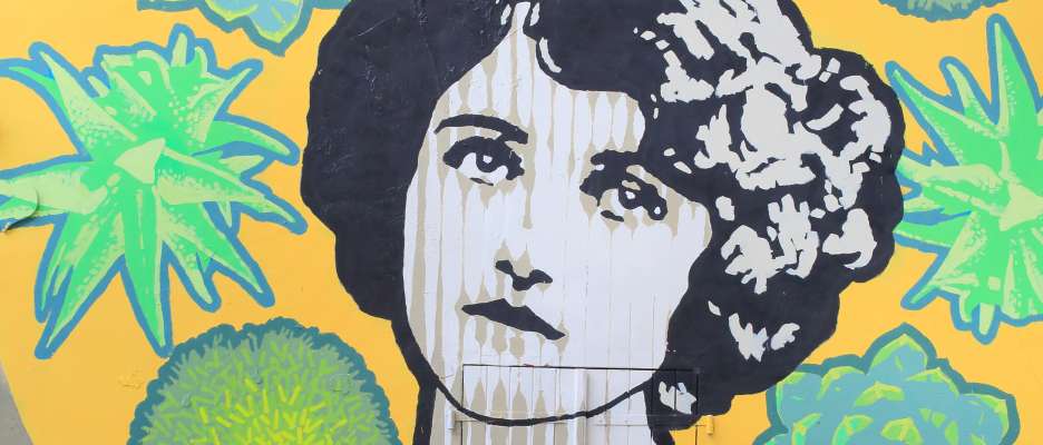 Femme devant une œuvre de Street Art de JBC Art, rue de l'Ourcq, Paris