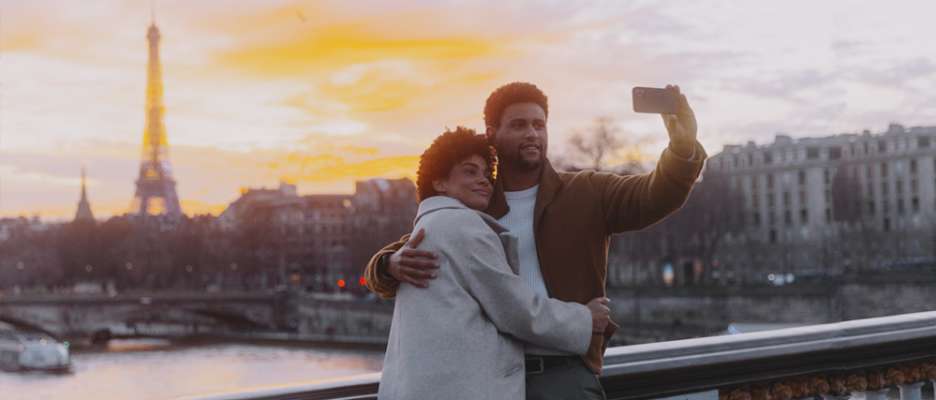Couple on a bridge, Eiffel Tower
