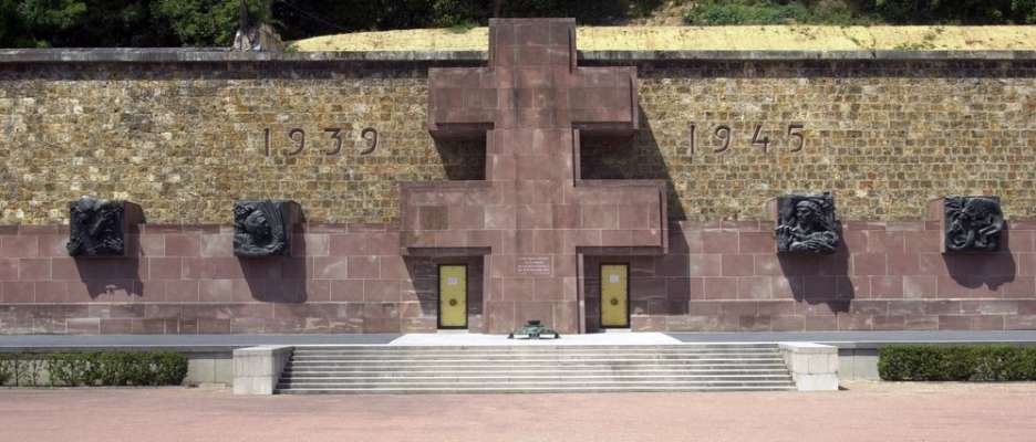 Le Mont-Valérien - le Mémorial de la France combattante sous les remparts du fort