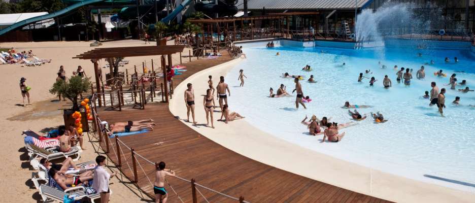 Espace de plein air à Aquaboulevard avec piscine, fontaine, espace de détente et toboggans.