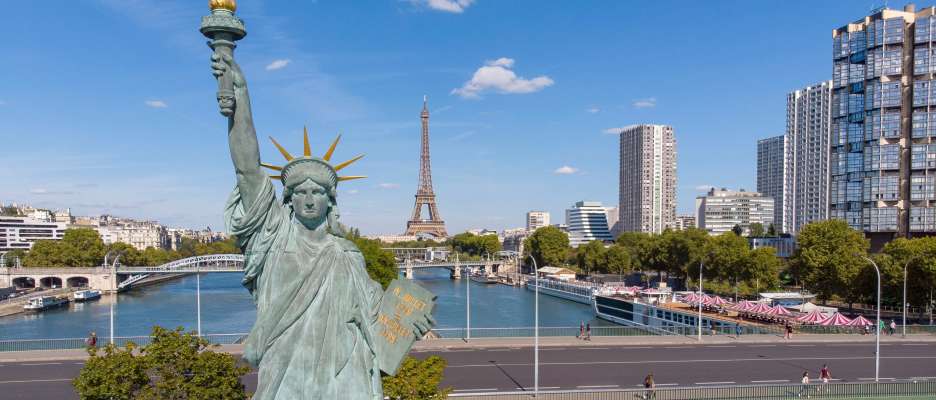Statue de la Liberté à Paris avec la Tour Eiffel en arrière plan