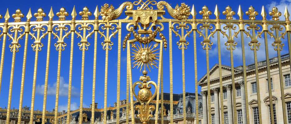 La grille royale dorée à l'or fin du Château de Versailles