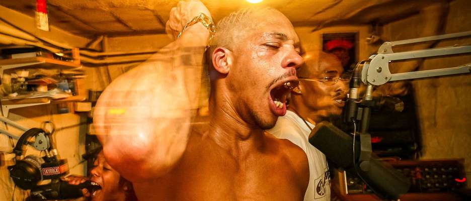 Joey Starr dans le studio de l’émission Sky Boss installé dans sa cave (2003).