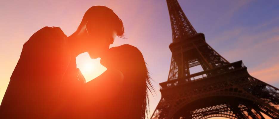Lovers in front of the Eiffel Tower