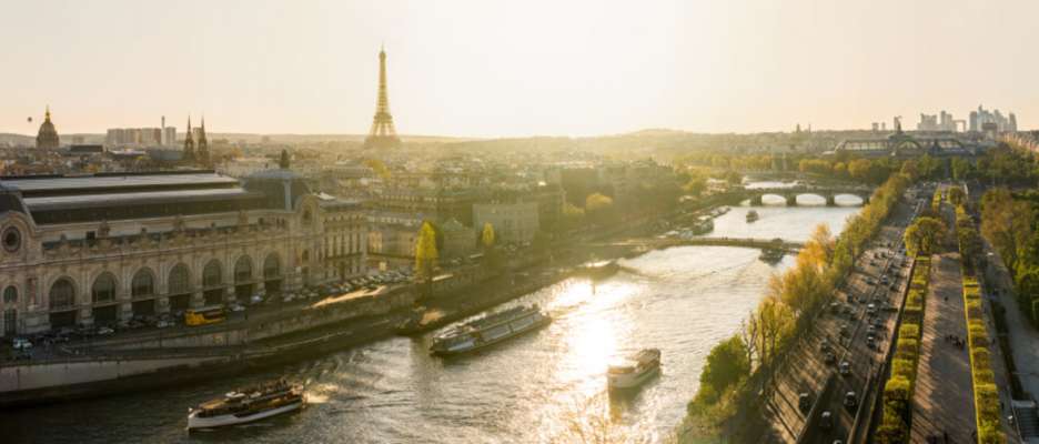 La Seine, avec vue sur le musée d'Orsay et la Tour Eiffel, Paris.