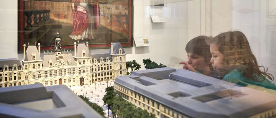 Musée Carnavalet. Salle d'introduction, œuvre à hauteur d'enfant
