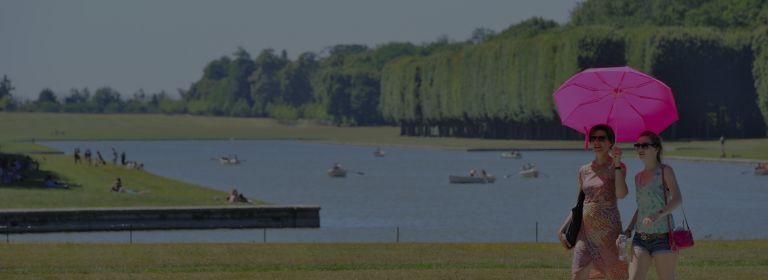 Domaine de Versailles, les Jardins et le Grand Canal, visiteurs avec parapluie rose