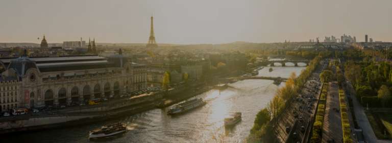 La Seine, avec vue sur le musée d'Orsay et la Tour Eiffel, Paris.