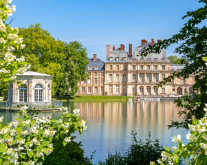 Château de Fontainebleau derrières l&#039;étang des Carpes et le Pavillon de l&#039;Etang