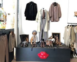 Vêtements et chaussures exposées dans la boutique Vintage Célia Darling