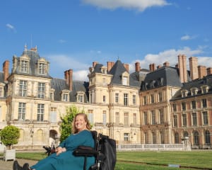 Marie dans la cour du château de Fontainebleau