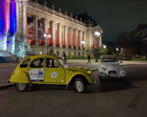 Deux 2CV devant le Petit Palais de nuit