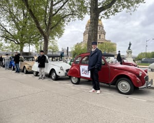 Chauffeurs et leur 2CV devant les Invalides