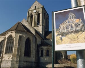 Vue sur l'église devant laquelle est exposé le tableau impressionniste de Vincent Van Gogh la représentant, Auvers-sur-Oise 2005