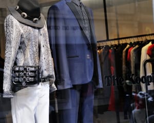 Quartier Montmartre, rue des Abbesses, boutique de mode The Kooples, Paris 2015.