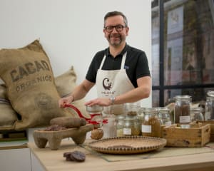 Homme travaillant le chocolat à l'atelier C, Paris