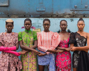 Mannequins se tenant la main Lagos, Nigeria__2019_par_Stephen_Tayo._Avec_l'aimable_autorisation_de_Lagos_Fashion_Week