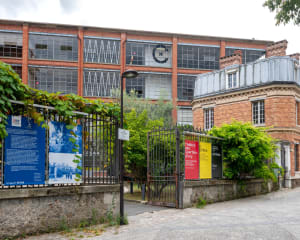 Façade en briques rouges du Centre d'Art contemporain d'Ivry - Le Credac