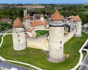 Vue aérienne du château de Blandy-les-tours