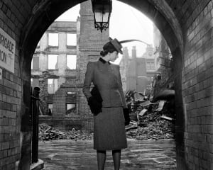 Lee Miller, mannequin Elizabeth Cowell portant un costume Digby Morton, Londres, 1941