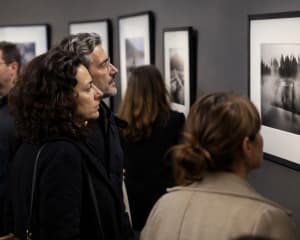 Personnes regardant des photos lors d'une exposition