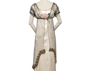Robe de Paul Poiret exposée sur mannequin