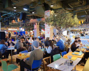 Personnes attablées au coeur du food court Boom Boom Villette