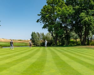 Joueurs de golf en train de jouer sur un green en Île-de-France