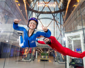 Personnes pratiquant de la chute libre indoor à IFly Paris