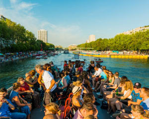 Personnes à bord d'un bateau pour une croisière sur un canal parisien