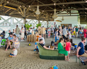 Ambiance détendue sous la halle de la Cité Fertile : entre plage urbaine, stands de vêtements et moments partagés, un espace où la ville respire autrement.