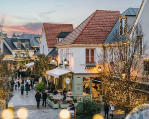 Allée de boutiques avec illuminations de Noël à La Vallée Village, Serris