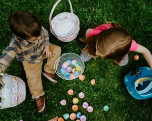 Enfants sur la pelouse lors d'une chasse aux oeufs
