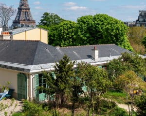Maison de Balzac vue du haut avec le Tour Eiffel en arrière-plan.