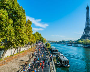 Coureurs sur les berges de Seine en face de la Tour Eiffel lors du Marathon de Paris