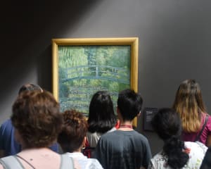 Foule devant un tableau de Claude Monet
