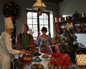 Personnages dans les anciennes cuisines du Château de Breteuil