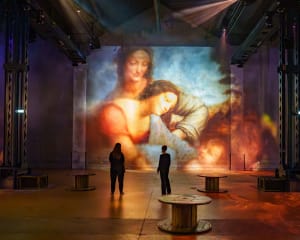 Toile projetée à l'Atelier des Lumières. Exposition Renaissance, De Vinci Raphaël Michel Ange