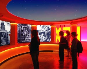 Visiteurs dans la salle des archives du Rex Studios