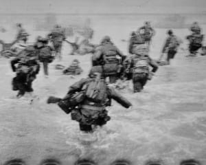 Les troupes américaines prennent d’assaut la plage d’Omaha Beach lors du Débarquement, Normandie, France, 6 juin