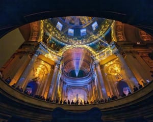 Spectateurs aux invalides jeu de lumière sous le dôme.