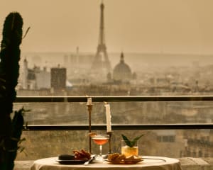 Table dressée face à la Tour Eiffel