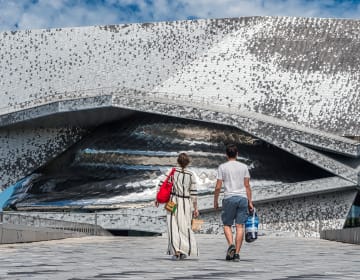 Visiteurs devant la Philharmonie de Paris