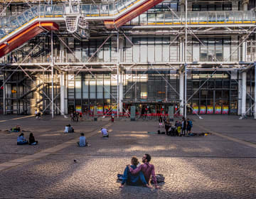 Visiteurs sur la place Georges Pompidou, Paris 2017.